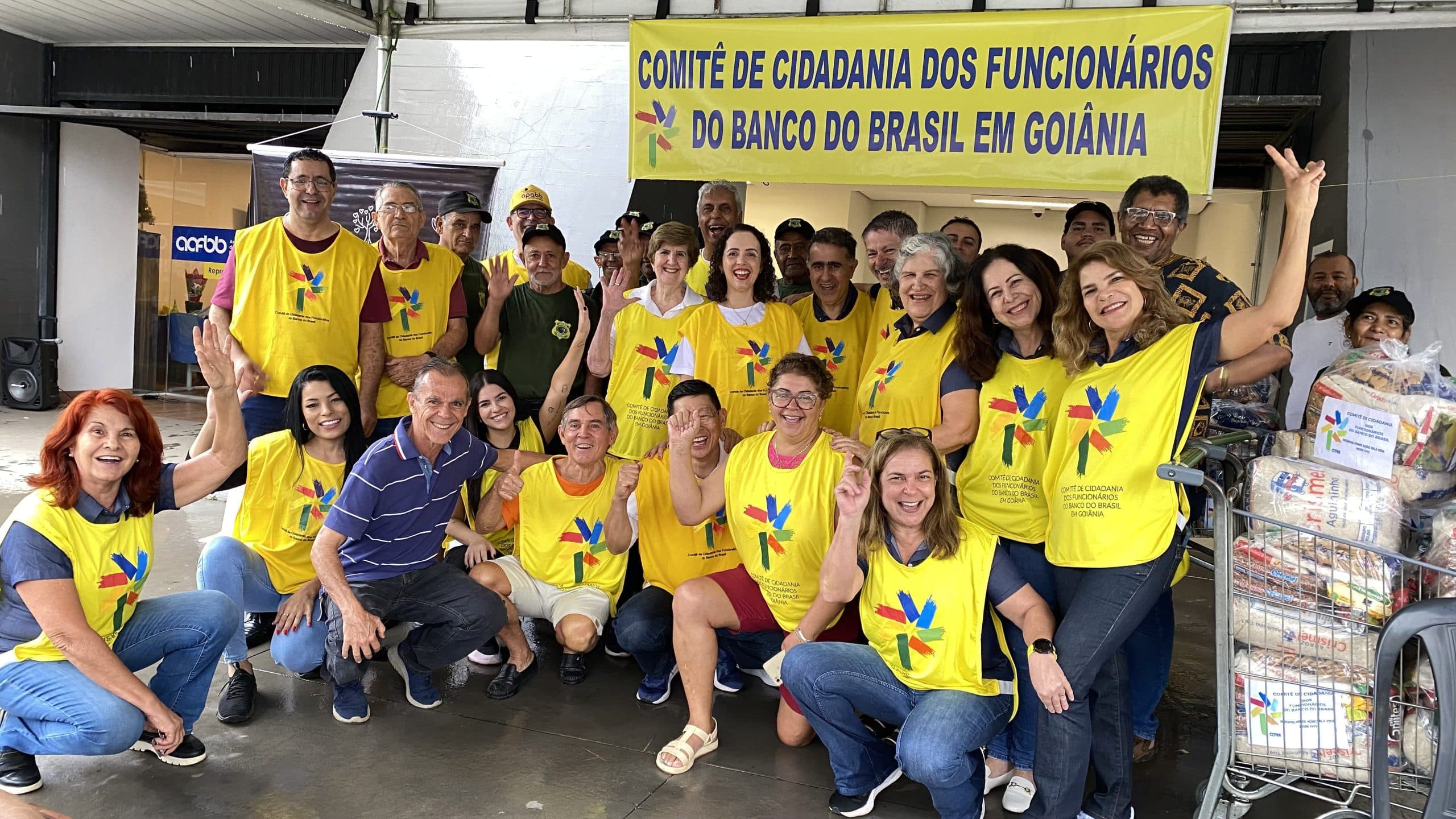 Voluntários reunidos durante a campanha Natal Sem Fome com Esperança
